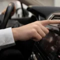 कार एसी (Car AC) कंप्रेसर खराब होने के लक्षण?