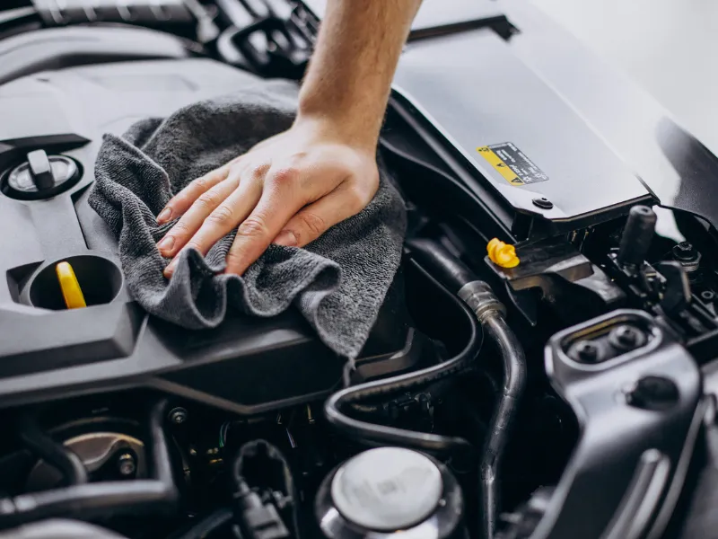कार का इंजन कैसे साफ करें स्टेप बाय स्टेप 5 car engine repair2 1