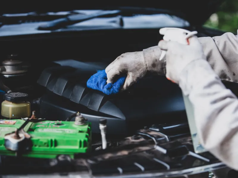 कार का इंजन कैसे साफ करें स्टेप बाय स्टेप 4 car engine repair3 1