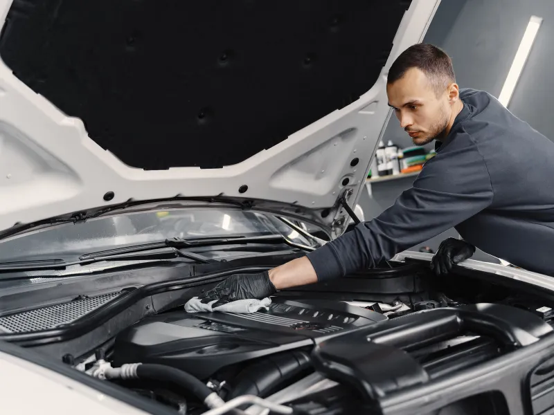 कार का इंजन कैसे साफ करें स्टेप बाय स्टेप 3 car engine repair4 1