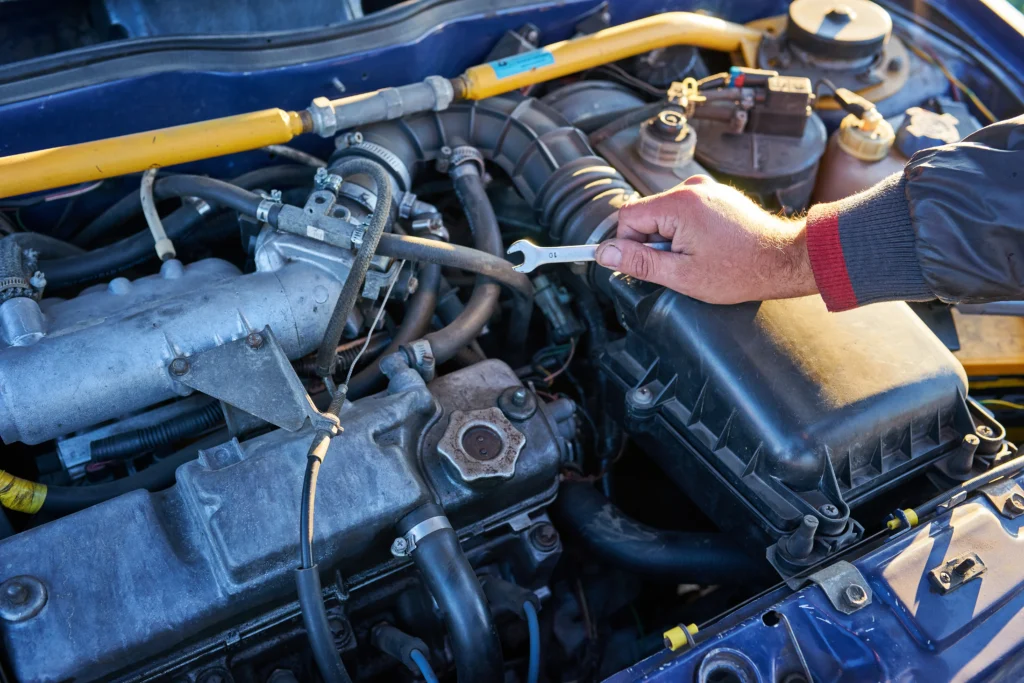 कार का इंजन कैसे साफ करें स्टेप बाय स्टेप 8 car engine repair4