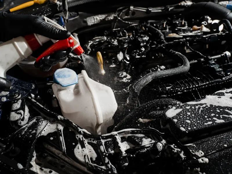 कार का इंजन कैसे साफ करें स्टेप बाय स्टेप 2 car engine repair5 1